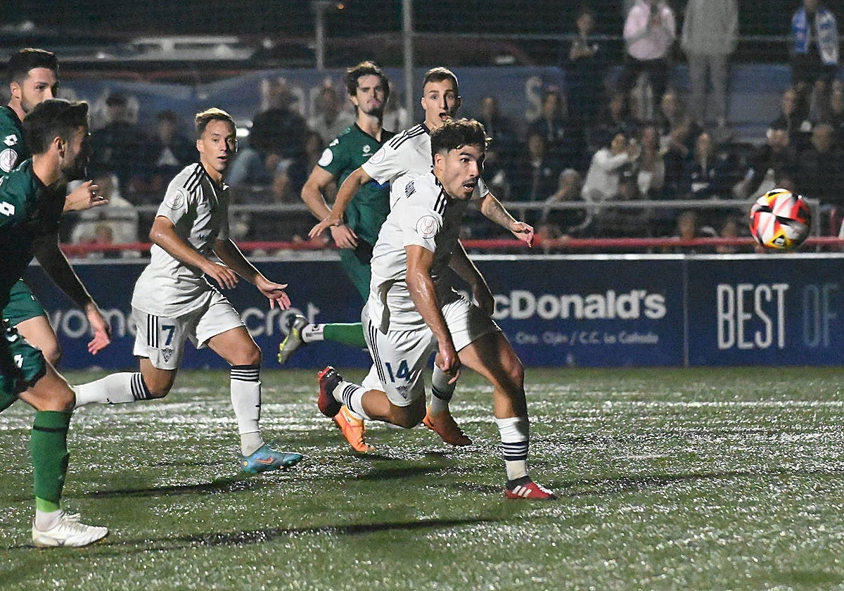 El Marbella, que aguantó hasta la prórroga, domina el juego en una acción del partido de este miércoles.