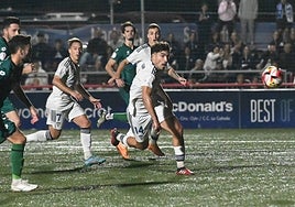 El Marbella, que aguantó hasta la prórroga, domina el juego en una acción del partido de este miércoles.