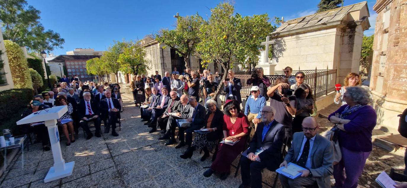 Los malagueños vuelven a los cementerios el Día de Todos los Santos