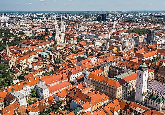 Vista aérea de la capital croata, con la catedral y sus dos torres afiladas.