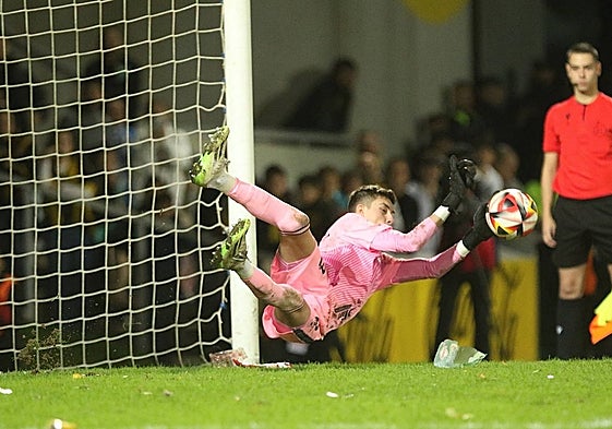 Una de las paradas de Carlos López en la tanda de penaltis.