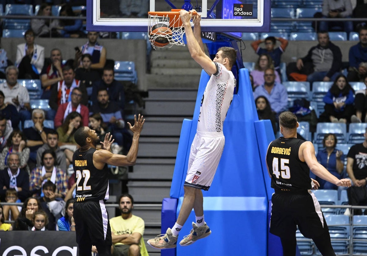 Rubén Guerrero, en un mate en un duelo ante el Bàsquet Girona esta temporada.