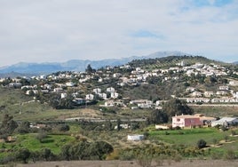 Imagen de archivo de viviendas diseminadas en el término municipal de La Viñuela.