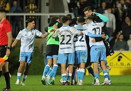 La celebración de los jugadores del Málaga tras el partido.