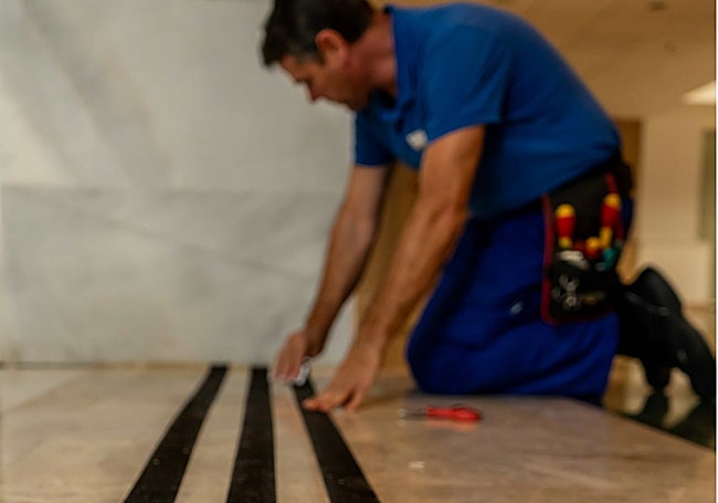 Personal de mantenimiento del hotel instala obstáculos visuales en los escalones.