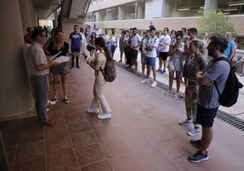 Opositores esperando para entrar en el aula para realizar el examen, en una imagen de archivo.