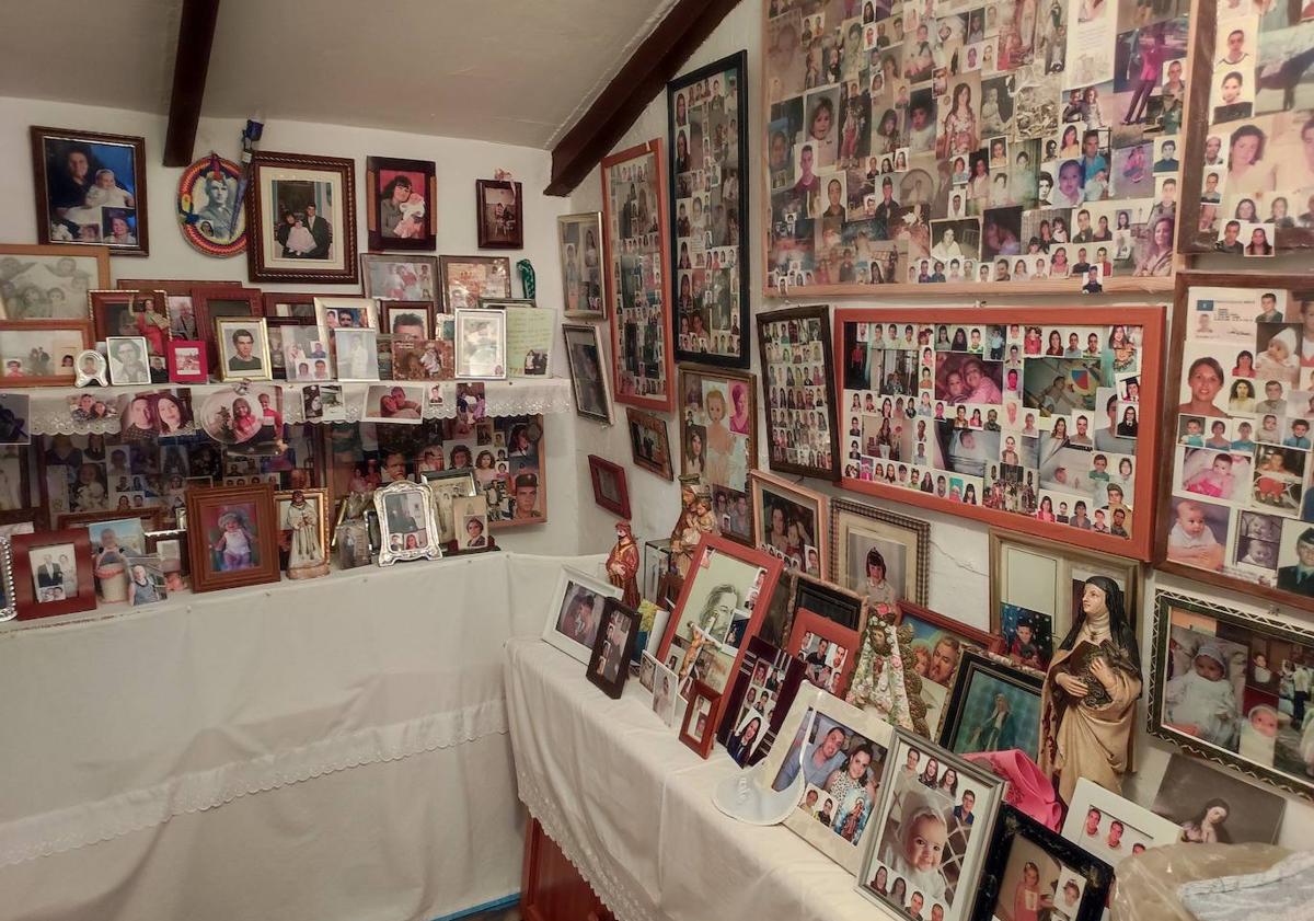 Imagen principal - Hay decenas de fotografías en las paredes de una pequeña sala. Abajo, en el interior hay un lienzo de la Virgen de la Purificación, que se procesiona cada 25 de diciembre. Y vistas panorámicas desde la entrada a la ermita.