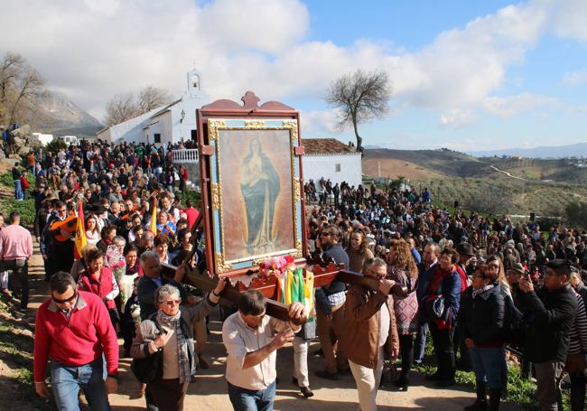 El Día de Navidad se saca en procesión un lienzo de la Virgen de la Purificación.