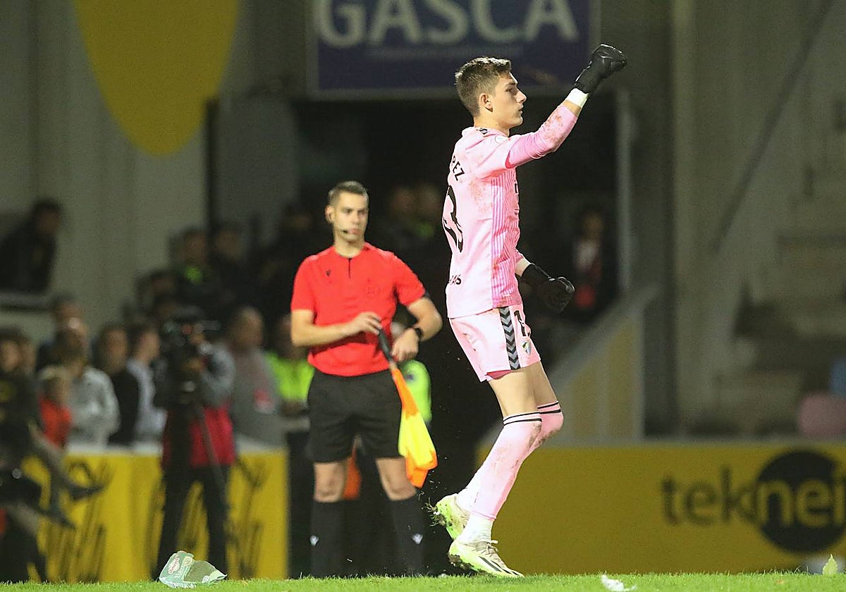 Carlos López celebra la clasificación copera el miércoles en Lasesarre.