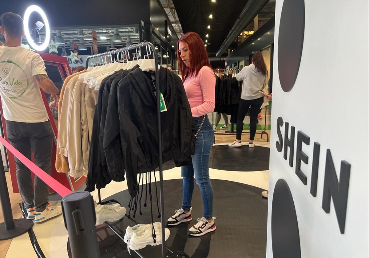 Una clienta compra en la 'pop-up store' de Shein en Málaga.