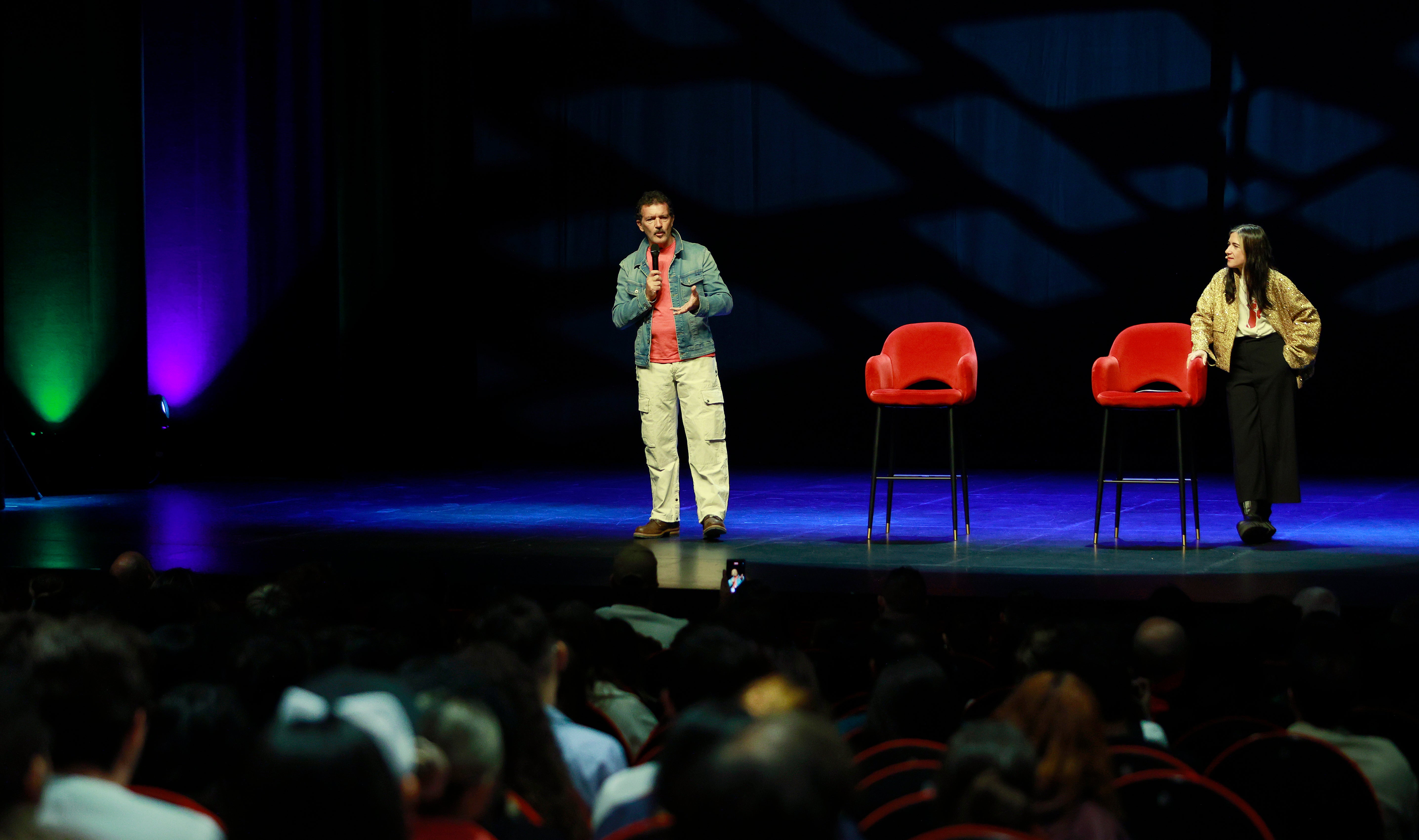 Antonio Banderas se encuentra con alumnos de artes escénicas en su teatro