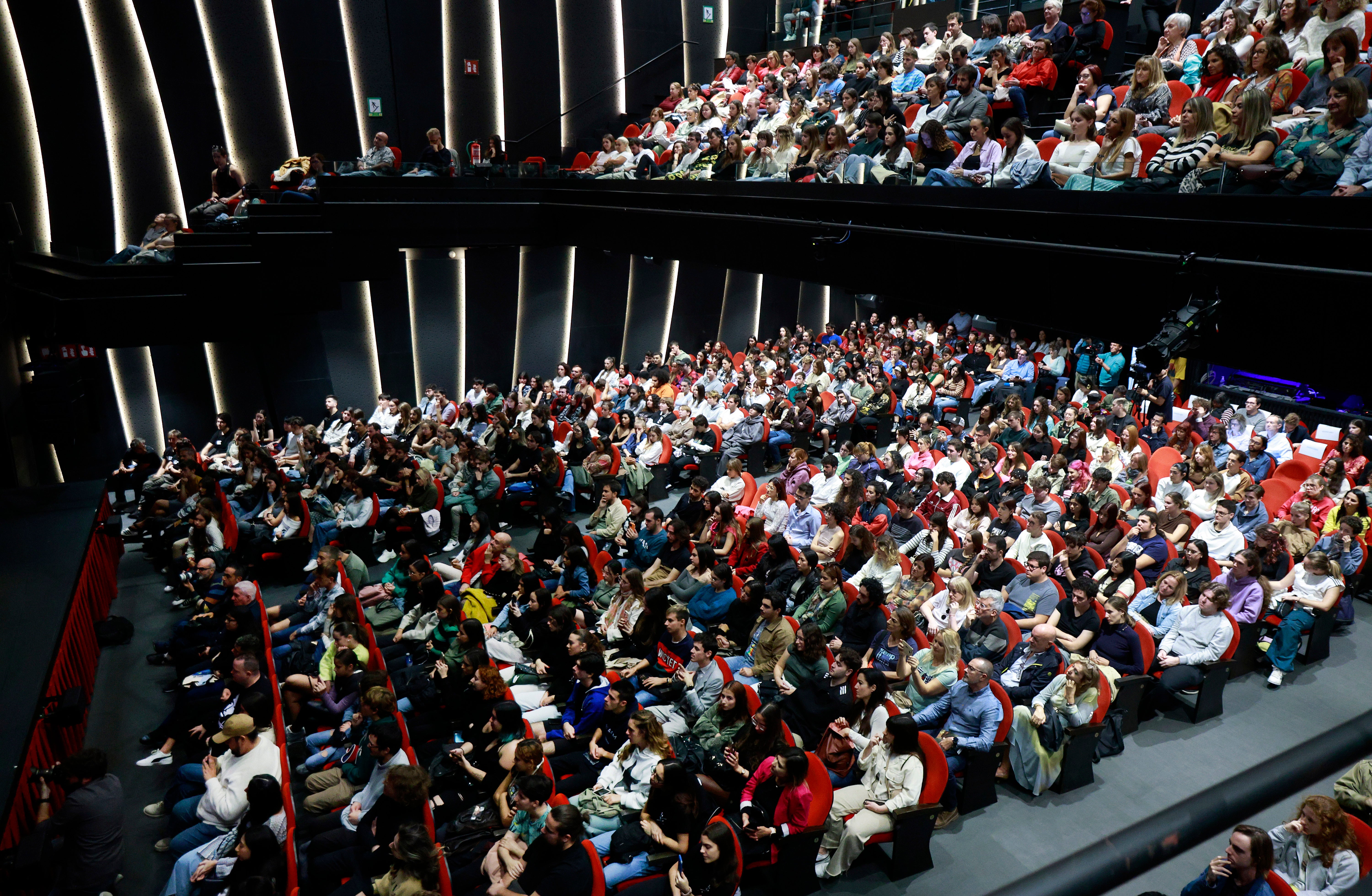 Antonio Banderas se encuentra con alumnos de artes escénicas en su teatro