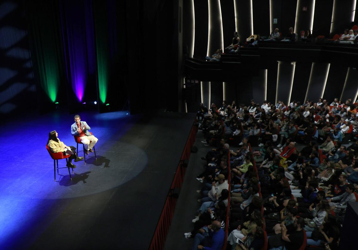 Antonio Banderas se encuentra con alumnos de artes escénicas en su teatro