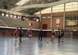 Los jugadores entrenando en el pabellón de la UMA