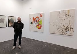 El artista malagueño, Cristóbal Ortega, en Miami junto a algunas de sus últimas obras.