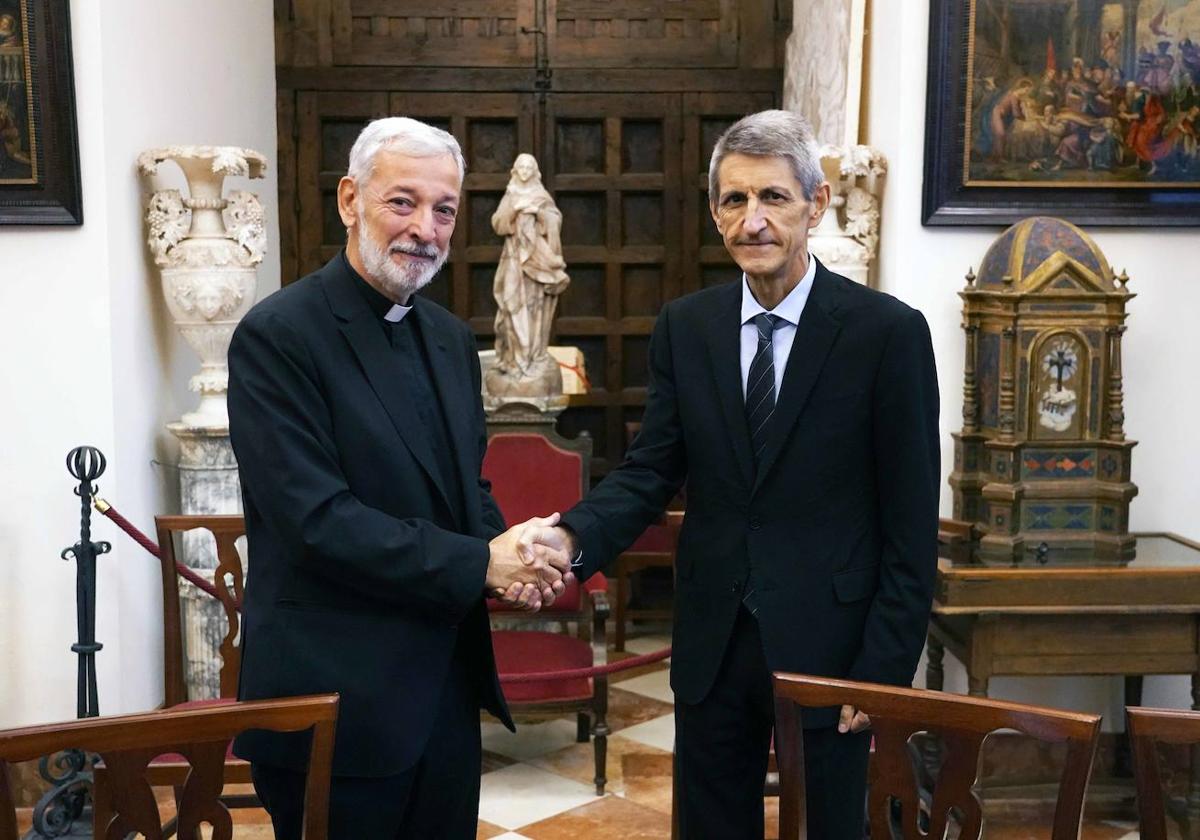 El presidente de la Fundación Bancaria Unicaja, José M. Domínguez, y el deán- presidente del Cabildo de la Santa Iglesia Catedral Basílica de Santa María de la Encarnación de Málaga, José Manuel Ferrary