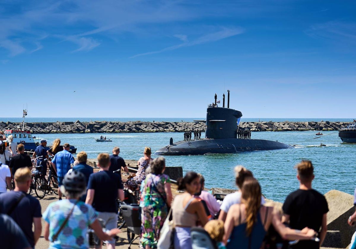 El 'León Marino', un submarino de la Marina Real Holandesa, llega a Málaga