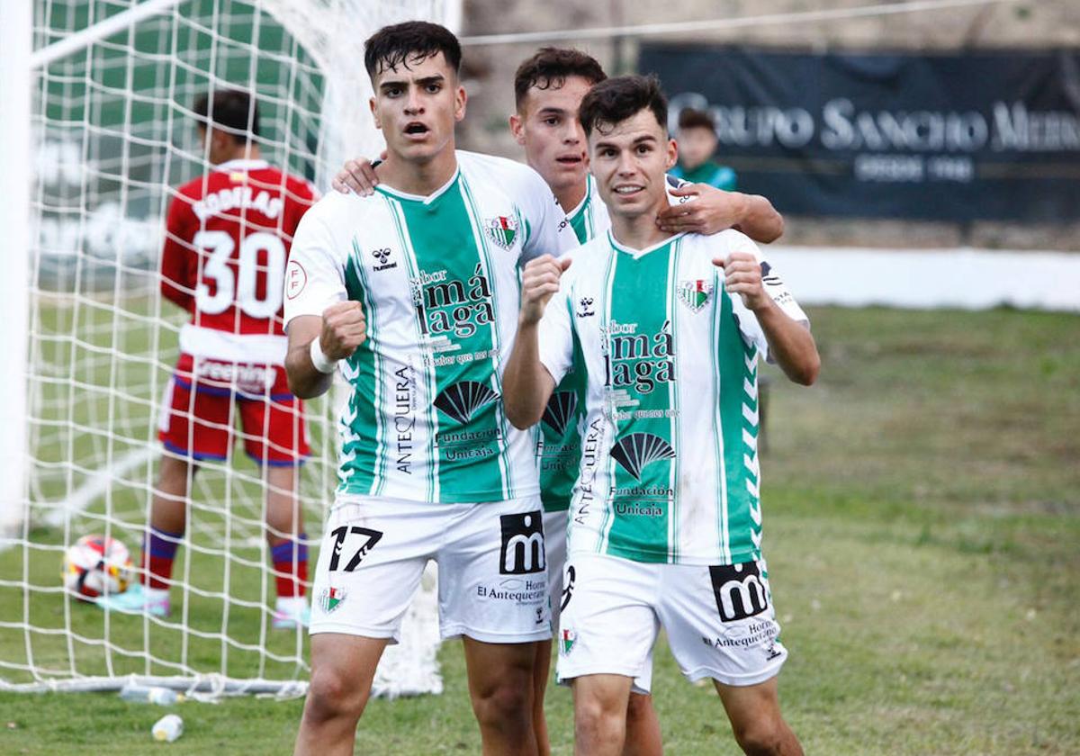 Ale García y Topo celebran con Luismi Redondo el quinto gol.