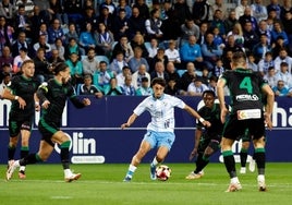 Larrubia conduce el balón en el choque ante el Córdoba.