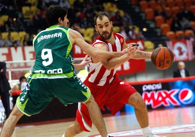 Spanoulis, con Barrera en la Euroliga en 2010 en Atenas.