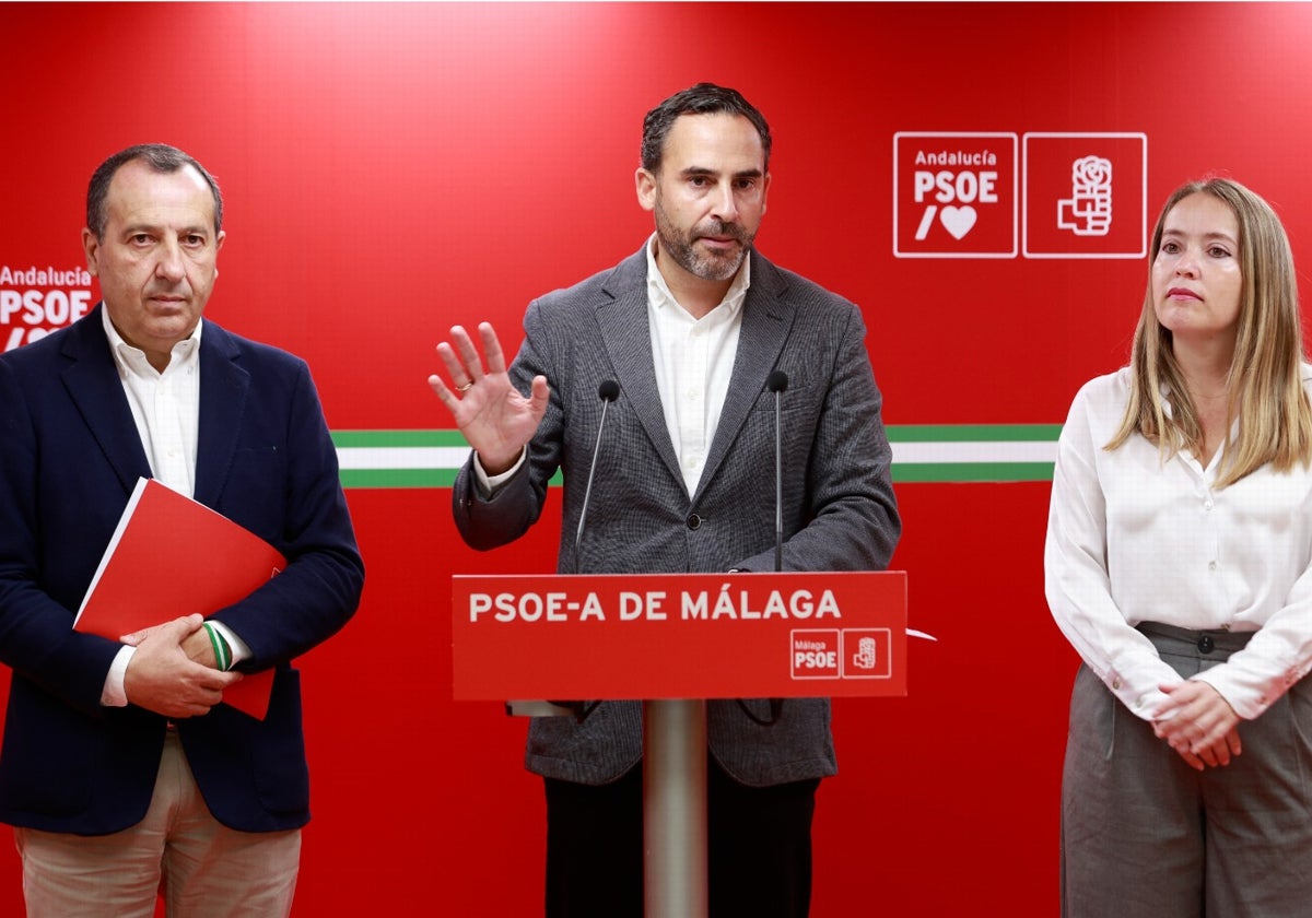 Pérez, esta mañana, junto a los parlamentarios andaluces José Luis Ruiz Espejo y Alicia Murillo.