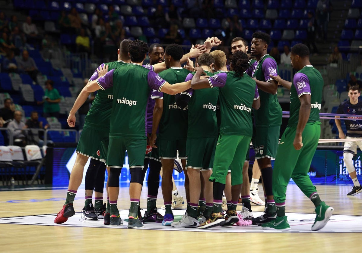 La piña de los jugadores del Unicaja antes de un calentamiento para la competición.