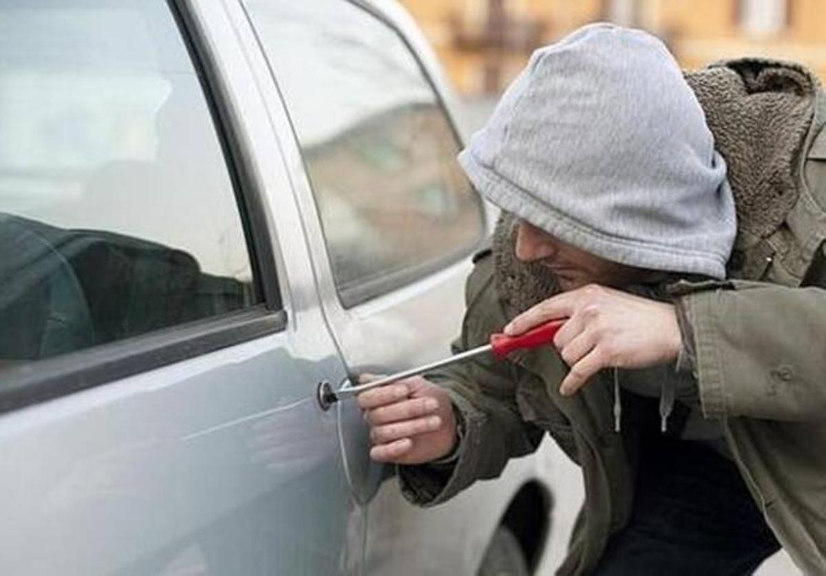 El truco de la botella: así funciona la nueva trampa para robarte el coche