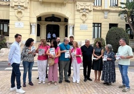 Representantes de PSOE y Con Málaga durante un encuentro con colectivos.