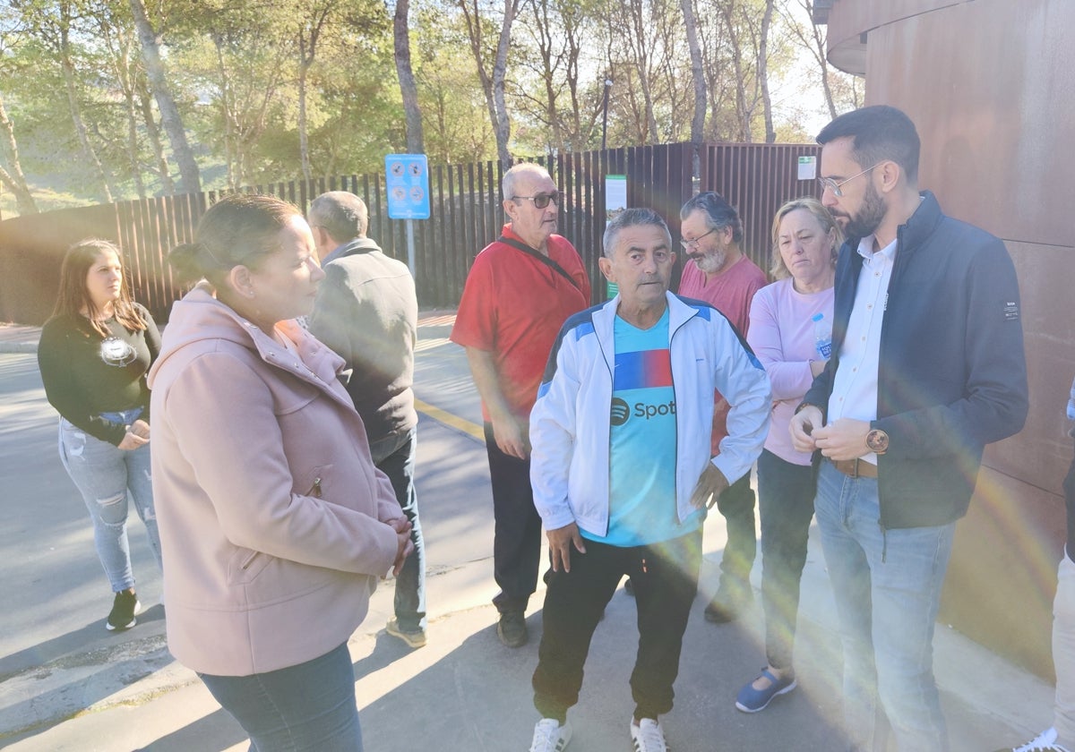 El portavoz socialista veleño, Víctor González, con los vecinos del barrio de La Villa.