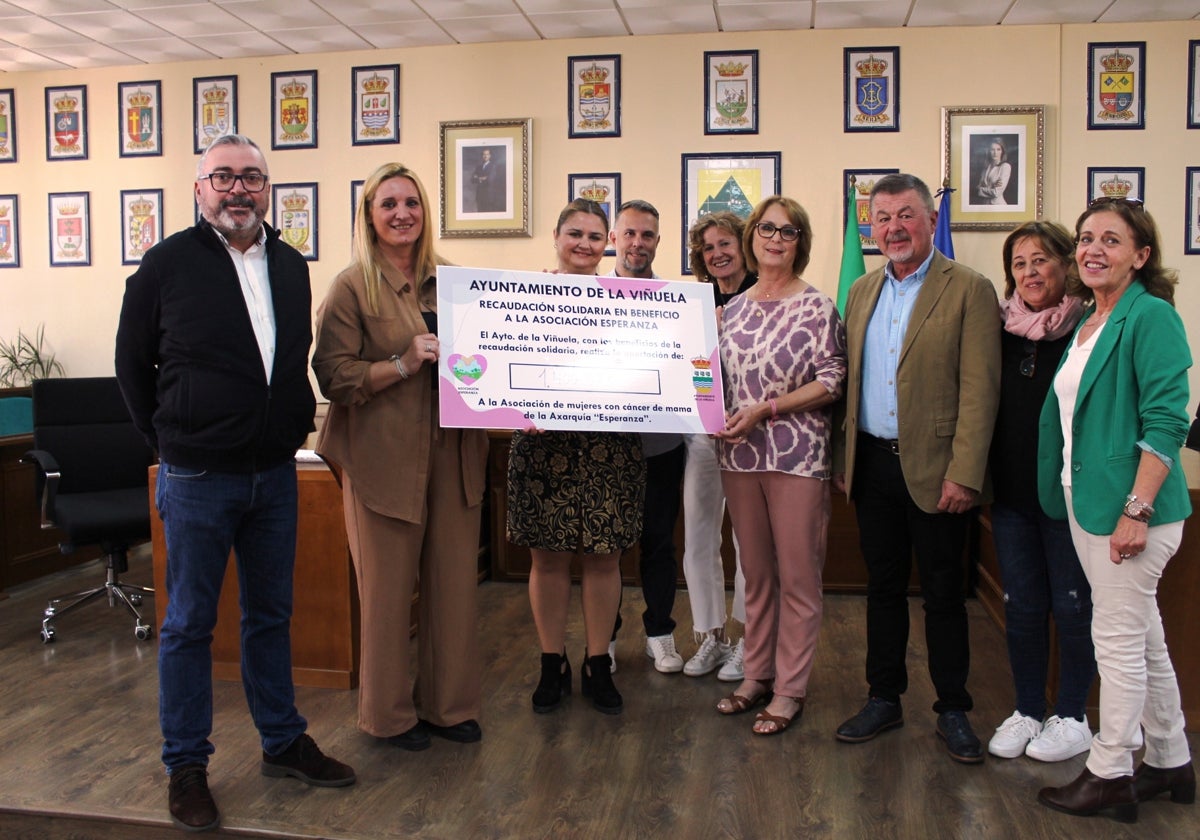 Acto de entrega del donativo en la sede de la Mancomunidad Oriental.