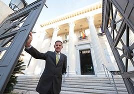 Adolfo Gil, director de la sucursal del Banco de España en Málaga, a las puertas de la sede, en el Paseo del Parque.