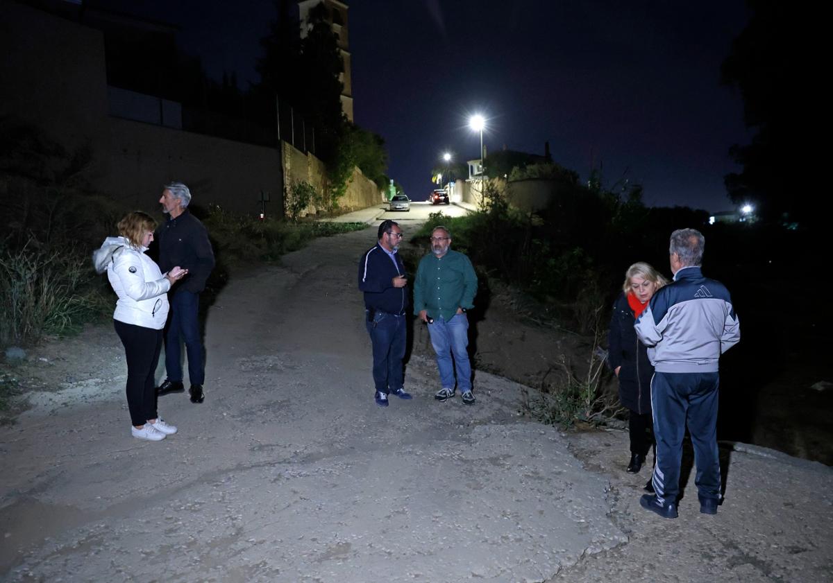 Imagen principal - Una noche con las patrullas vecinales para espantar a los ladrones de Puertosol: «No puedes dormir tranquilo»