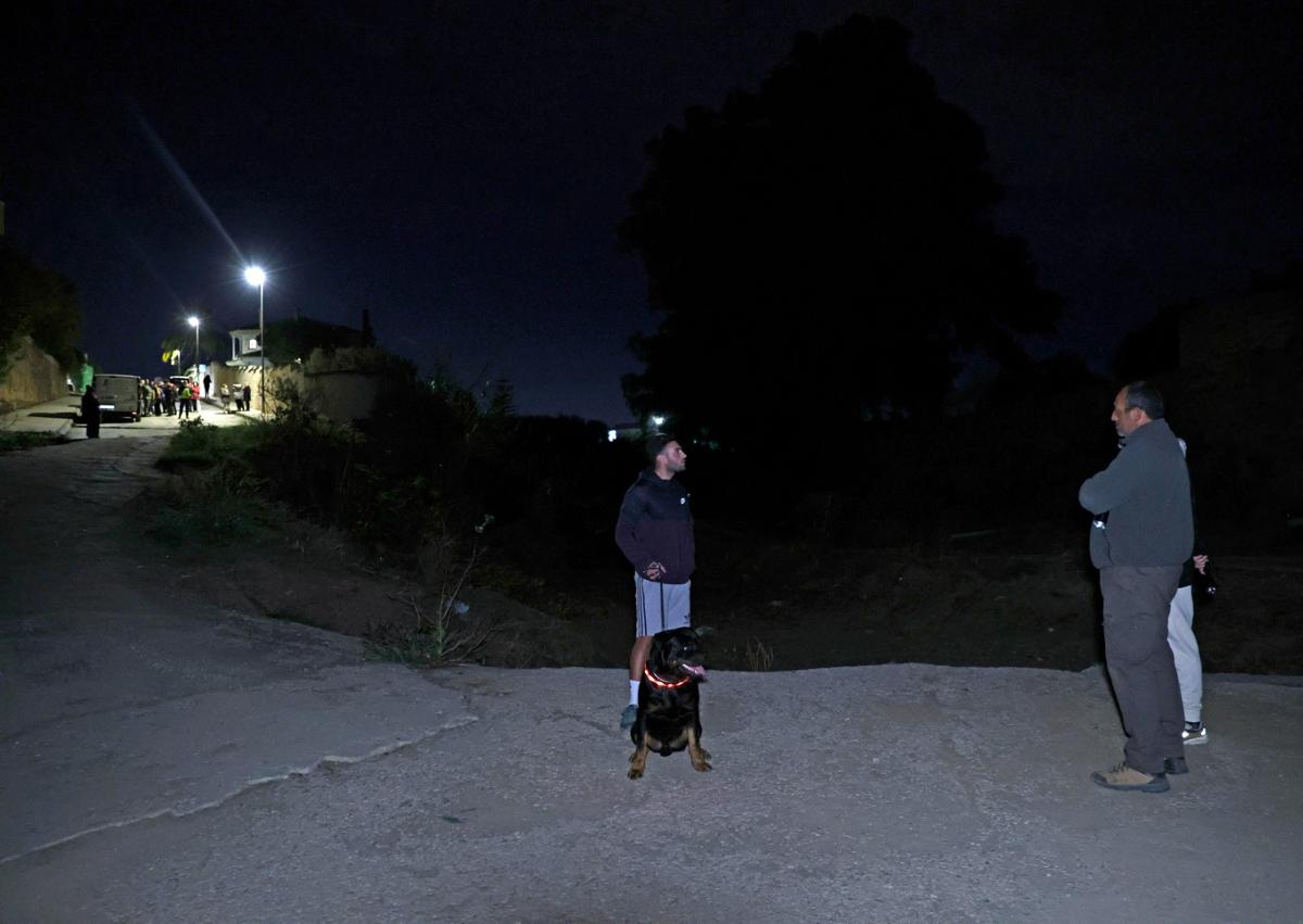 Imagen secundaria 1 - Una noche con las patrullas vecinales para espantar a los ladrones de Puertosol: «No puedes dormir tranquilo»