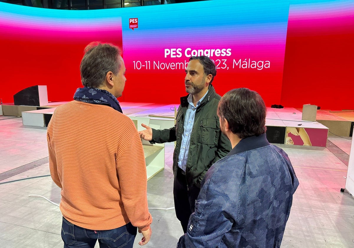 Dani Pérez, líder del PSOE en Málaga, visitando las instalaciones donde se celebrará el congreso.