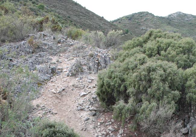 Hay que subir y bajar con precaución para cruzar dos arroyos secos