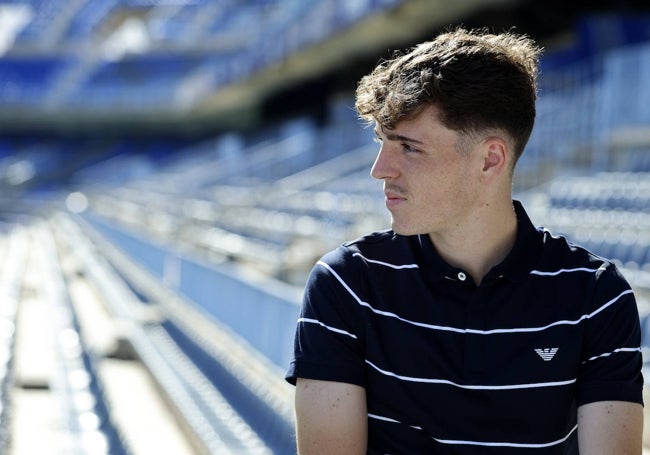 Jokin Gabilondo, de perfil en la grada de Tribuna de La Rosaleda.