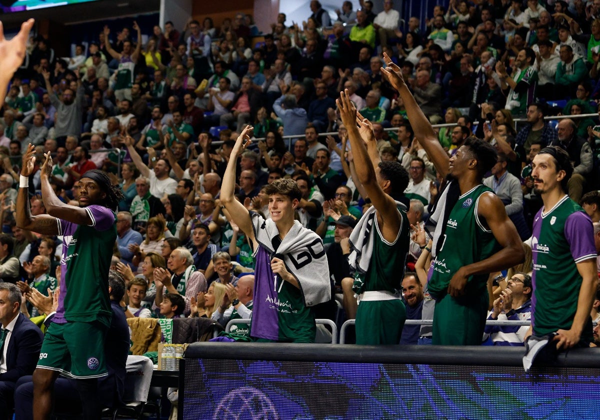 Los jugadores del Unicaja celebran un triple de un compañero durante el partido contra el Peristeri.