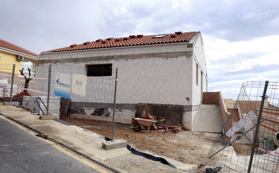 Imagen principal - Los muros de la vivienda se han levantado con bloques de piedra triturada y cemento blando en lugar de ladrillos.