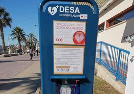 Uno de los desfibriladores instalados.