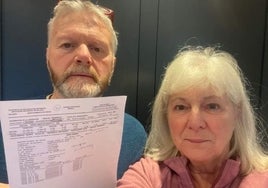 Thomas y Gillian Hodge muestran la factura de más de 45.000 euros que han recibido por un trimestre de 2023, en el que dicen que solo estuvieron dos semanas en su vivienda.