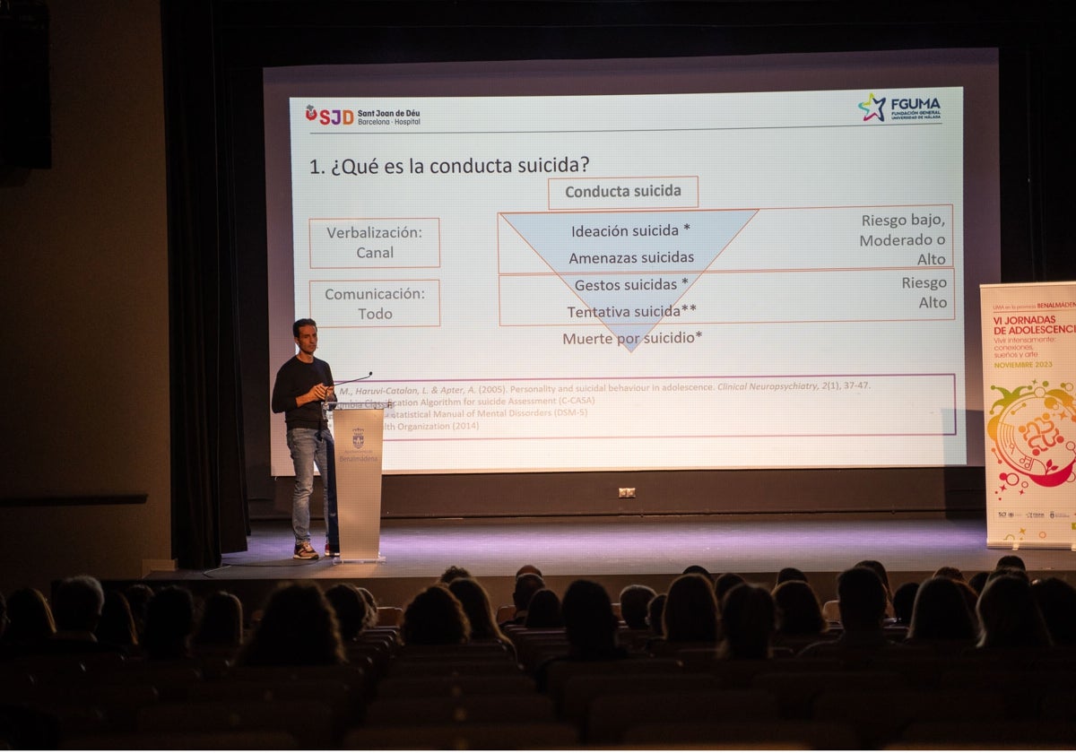 El experto durante su charla en la Casa de la Cultura de Arroyo de la Miel.