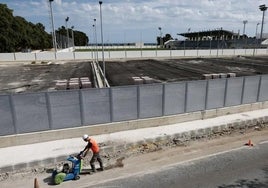 Un operario afanado en las obras de la segunda fase del complejo en Guadalmar.