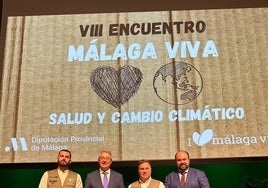 El alcalde, Francisco Salado, con el concejal Borja Ortiz y responsables del CMR Rincón de la Victoria.