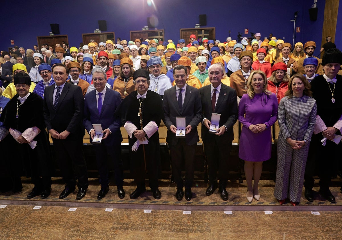 Foto de familia en la entrega de medallas de oro de la UMA a la Junta, el Ayuntamiento y la Diputación.