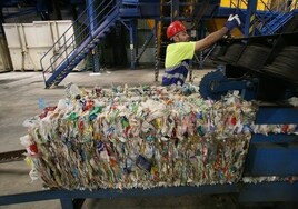 Un operario, en la planta de Los Ruices.