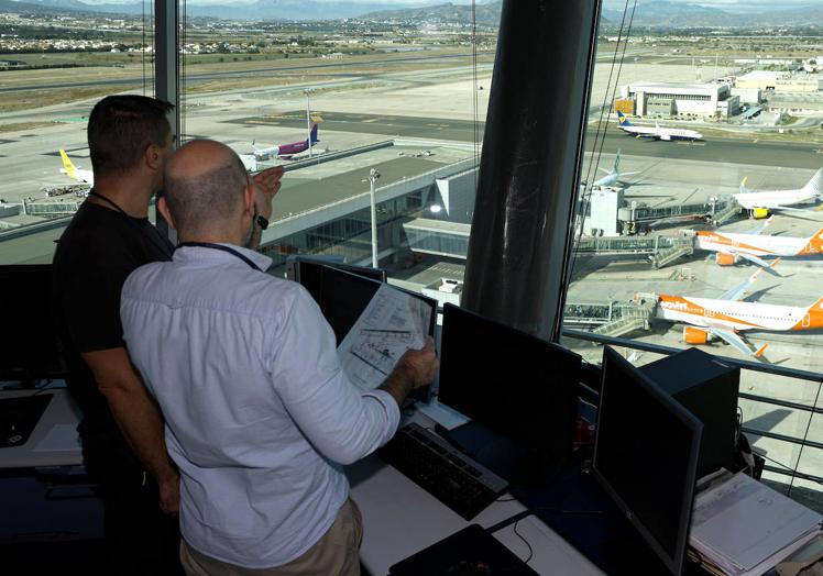 Los profesionales dirigen el tráfico desde las alturas.