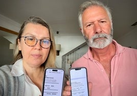 Mirjana Stefanovic y Lee Talbot, con dos de las facturas de agua desorbitadas que han recibido.