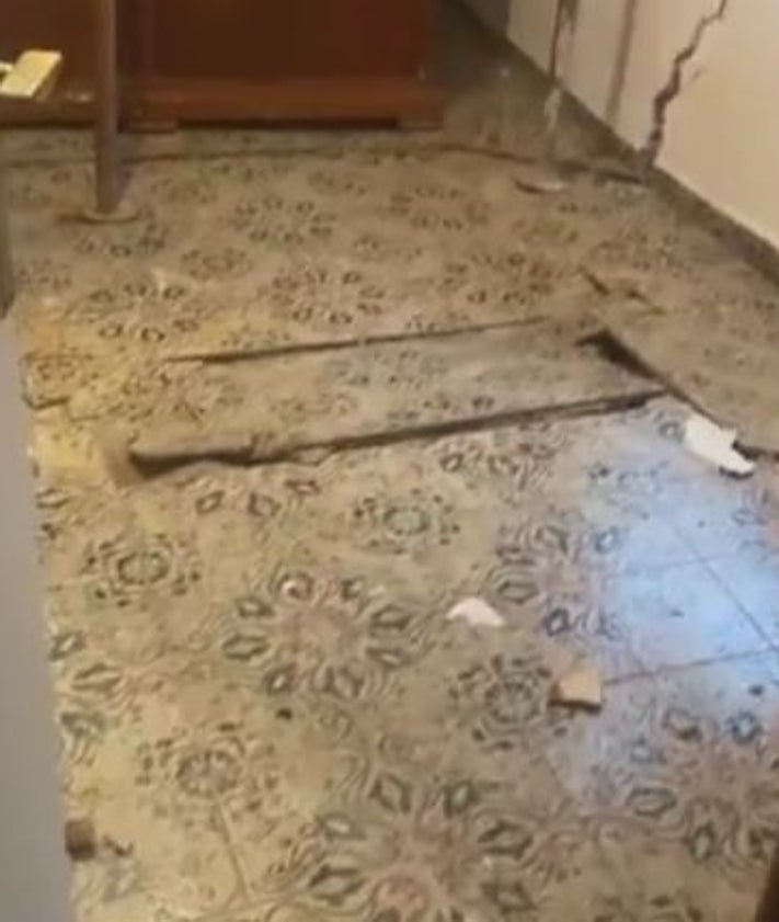 Imagen secundaria 2 - Tres imágenes de los daños en la vivienda de Teresa Carrión en la zona del Romeral, en la carretera de Arenas de Vélez-Málaga.