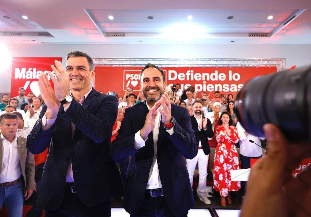 Sánchez, con el líder del PSOE en Málaga, Dani Pérez, en una imagen de archivo.