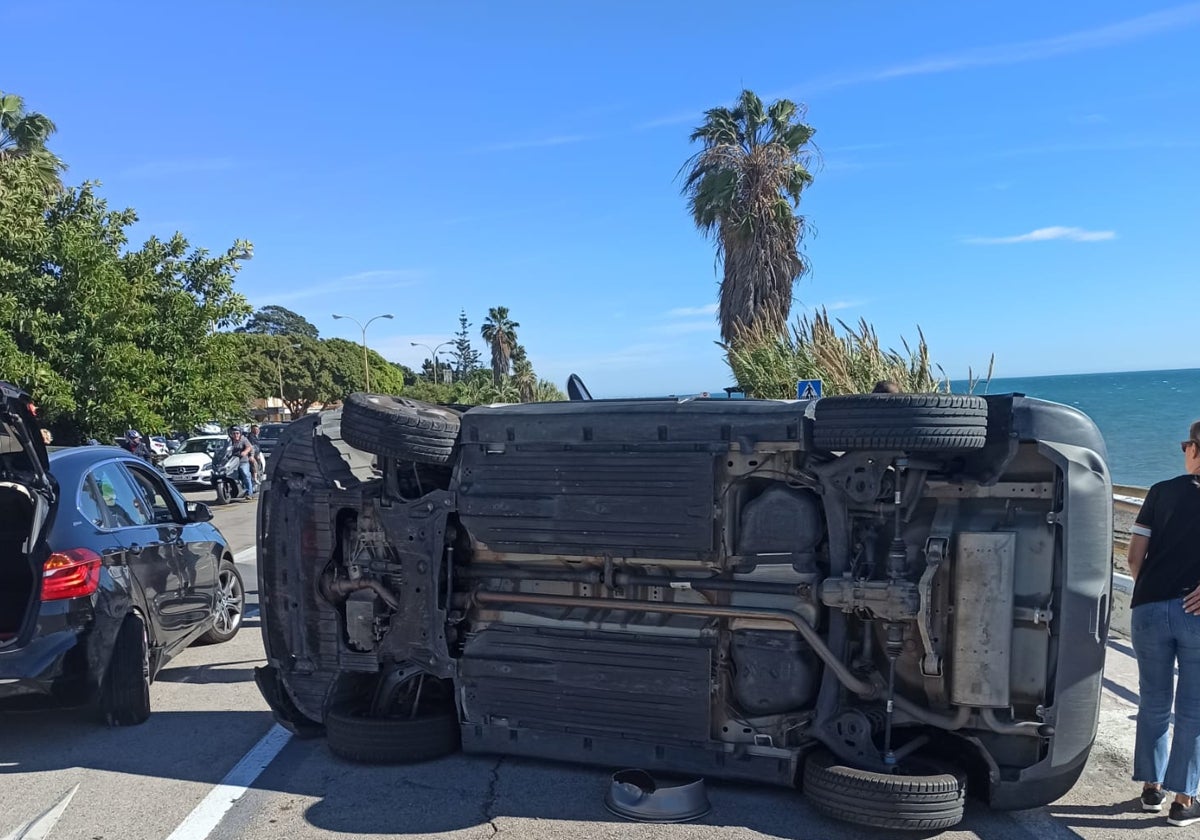 Imagen del vehículo volcado este sábado en la travesía de la antigua N-340 en Chilches Costa.